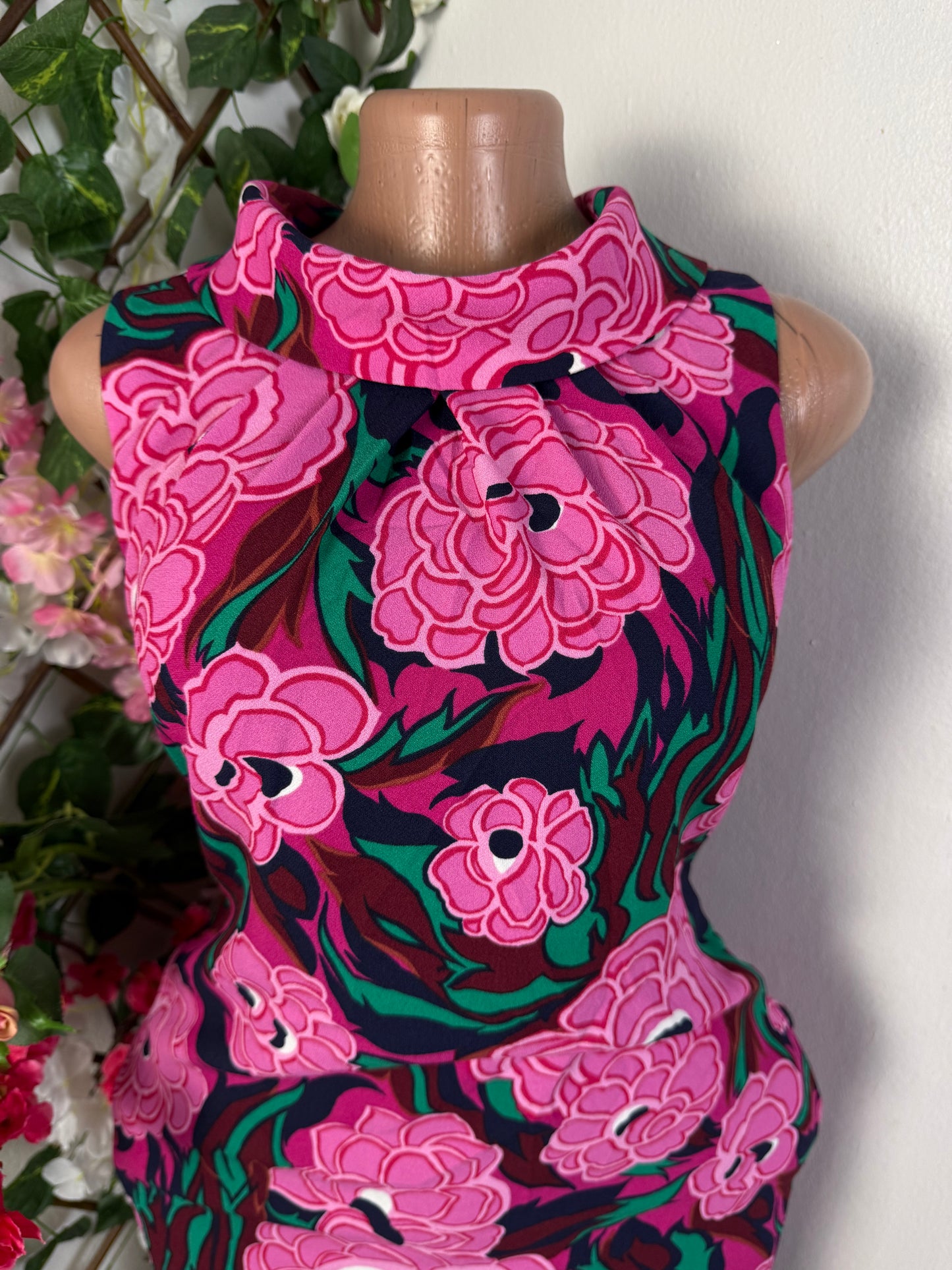 Robe fleurie elegante a colle montant