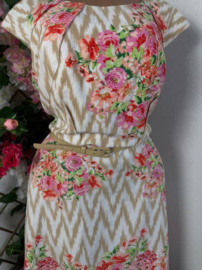 Robe fleurie avec ouverture dans le dos