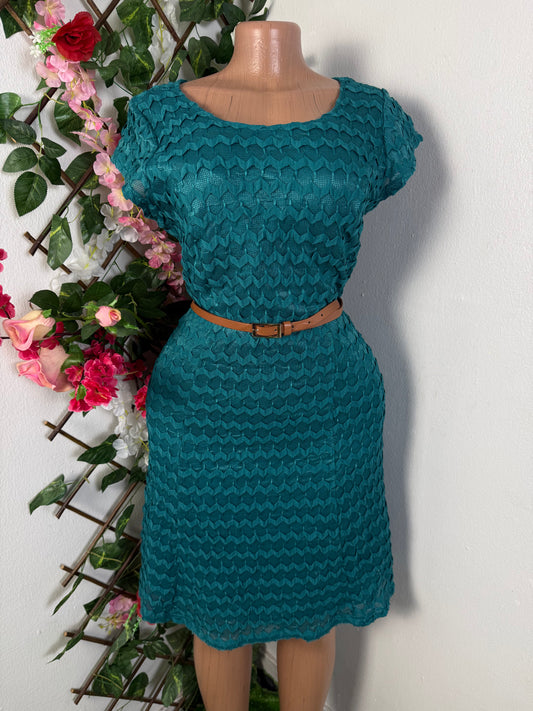 Robe mi longue en maille ceinturée