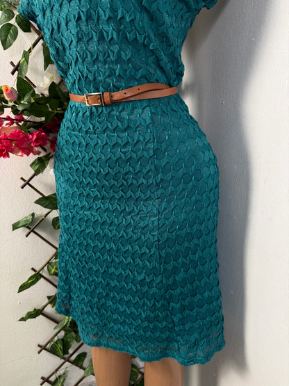 Robe mi longue en maille ceinturée