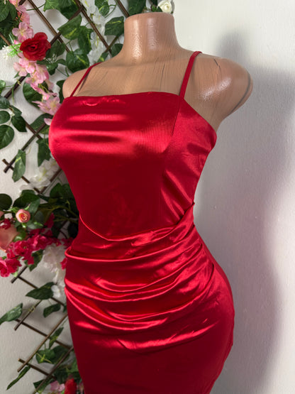 Robe courte a fine bretelle drape a la taille