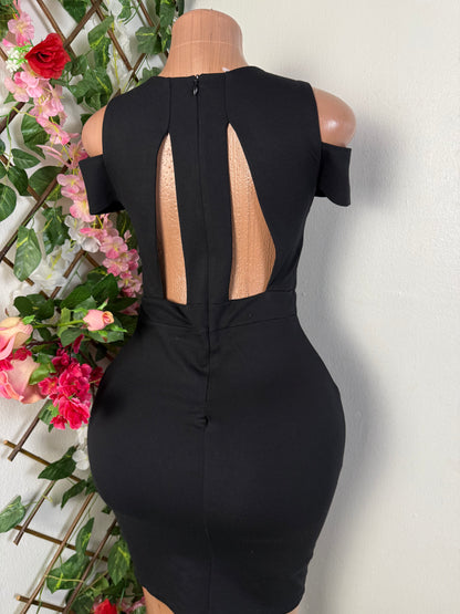 Robe moulante courte manche courte epaule denude