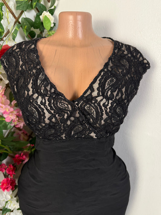 Robe elegante en dentelle et tissu sans manche