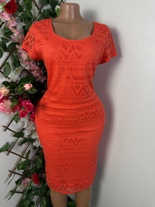 Robe moulante en dentelle manche courte