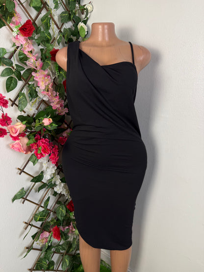Robe mi longue une epaule et fine bretelle
