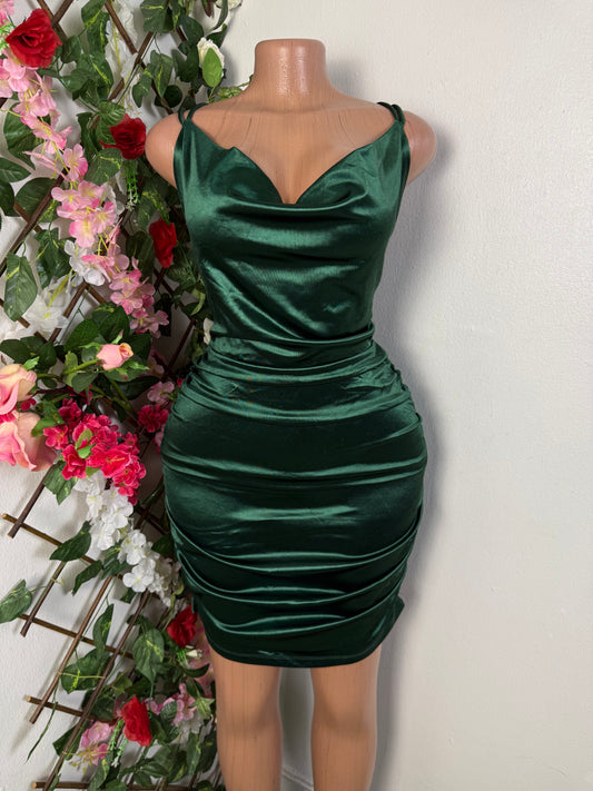 Robe moulante courte en satin dos ficellet