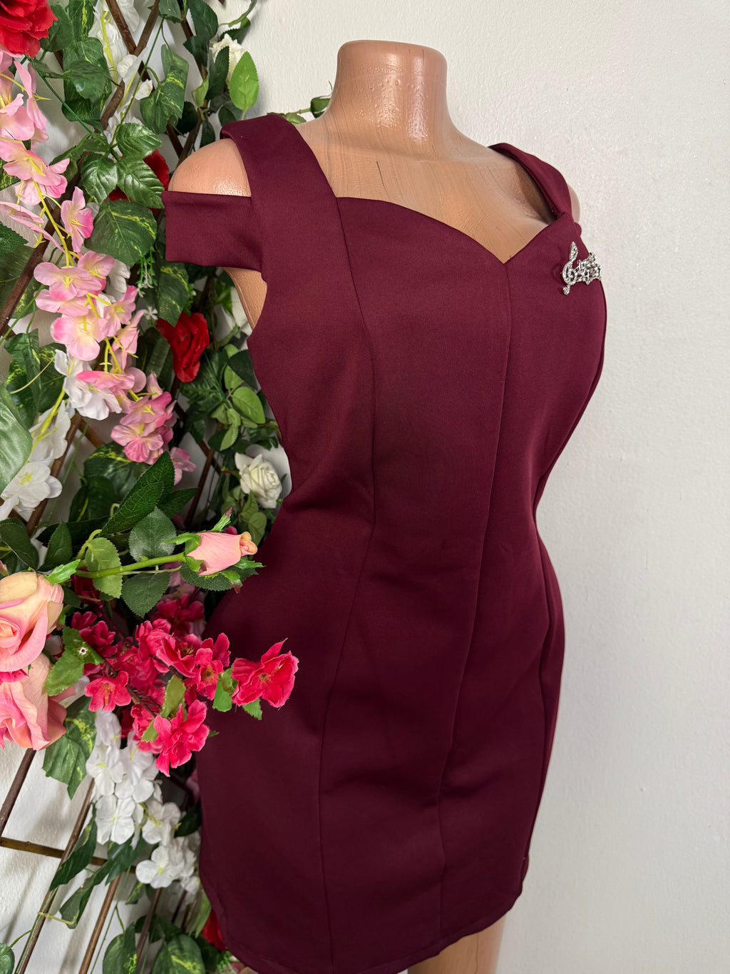 Robe courte évasée sans manche colle en coeur