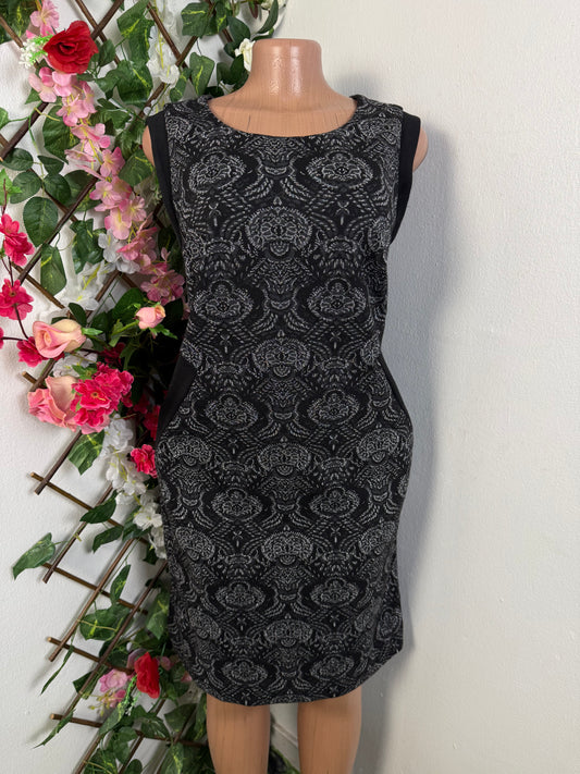 Robe droite sans manche : l'essentiel de l'élégance. - Perluna Store - kinshasa