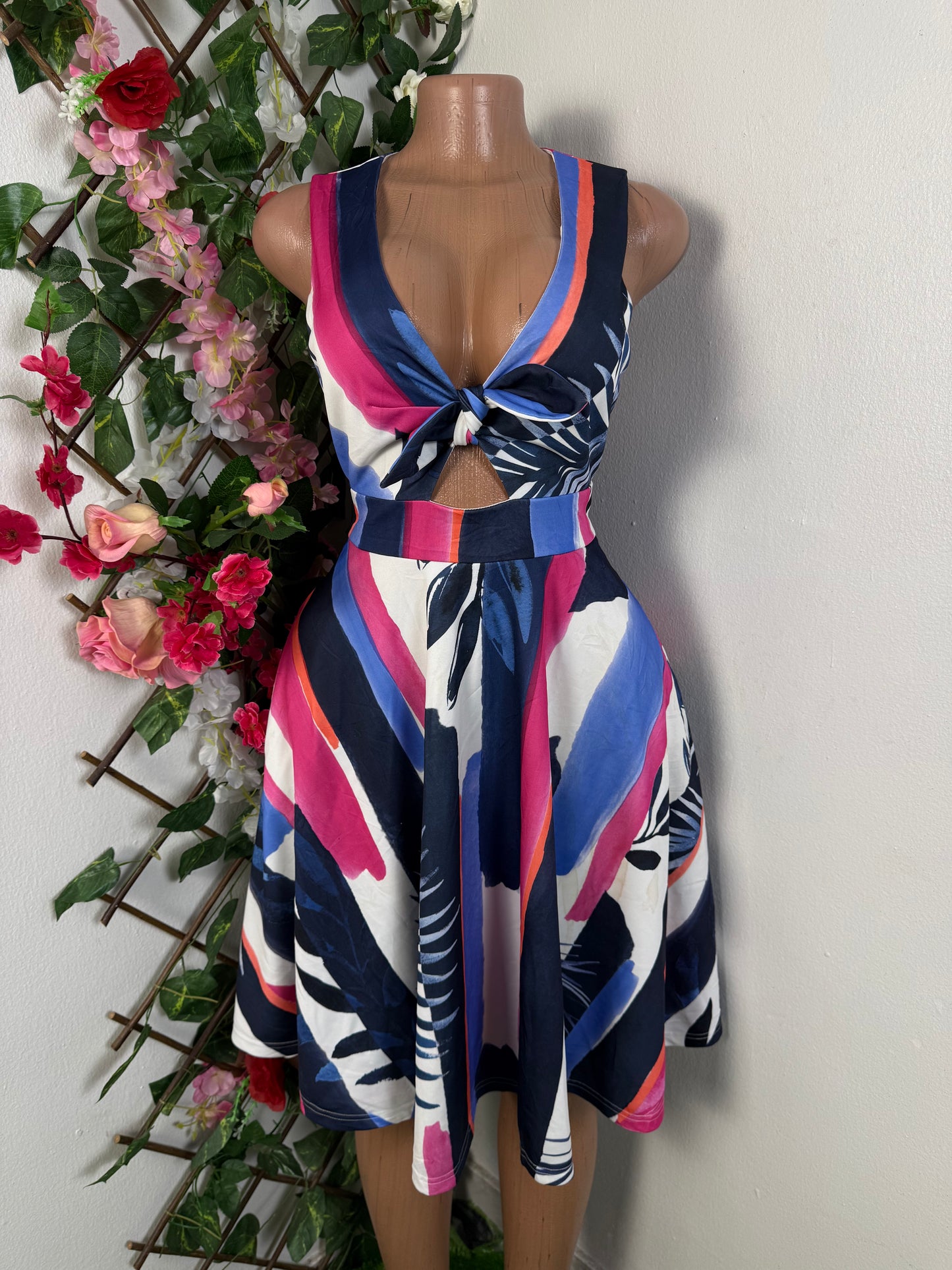 Robe évasée décolleté à noeud sans manche