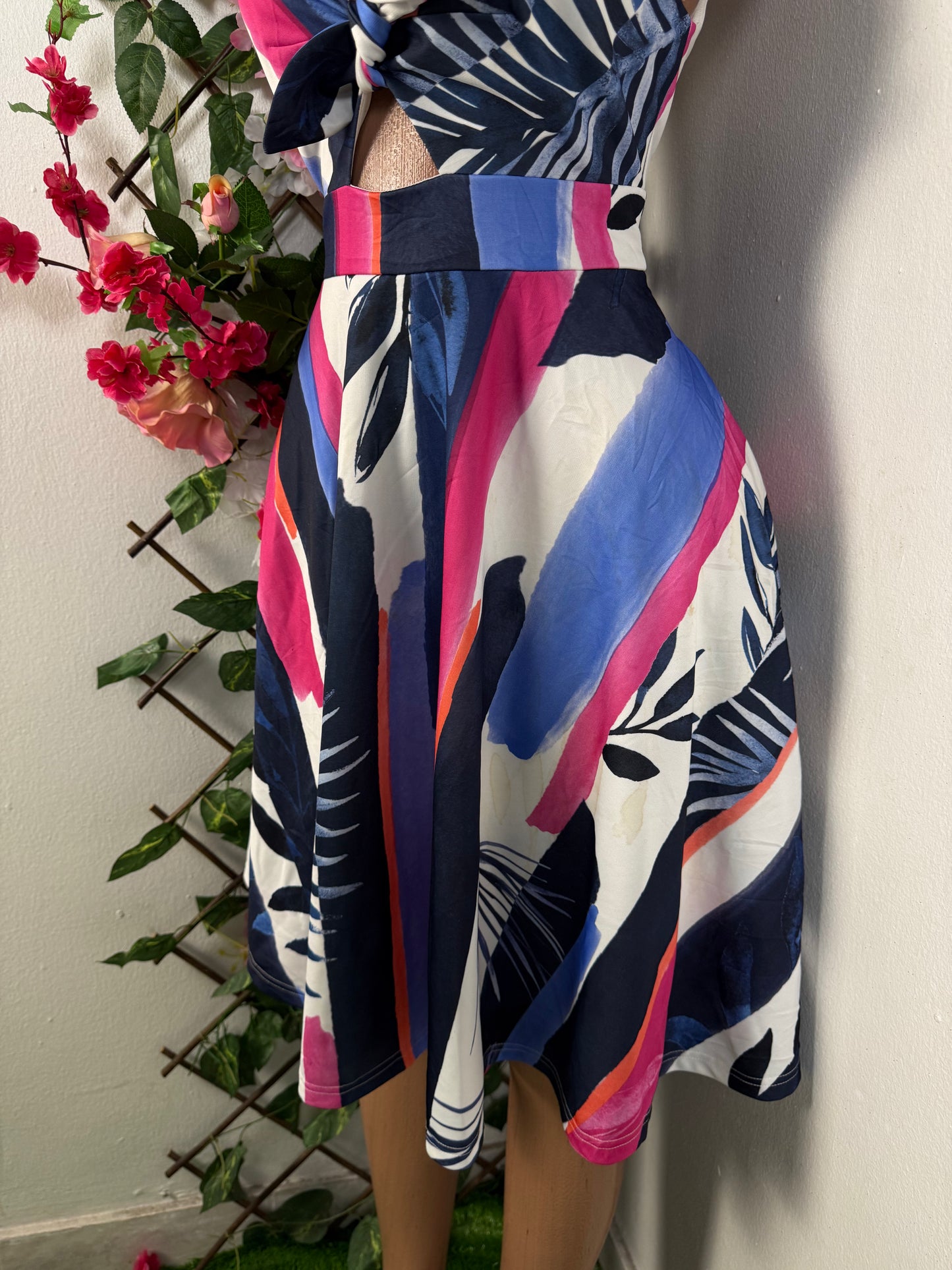 Robe évasée décolleté à noeud sans manche