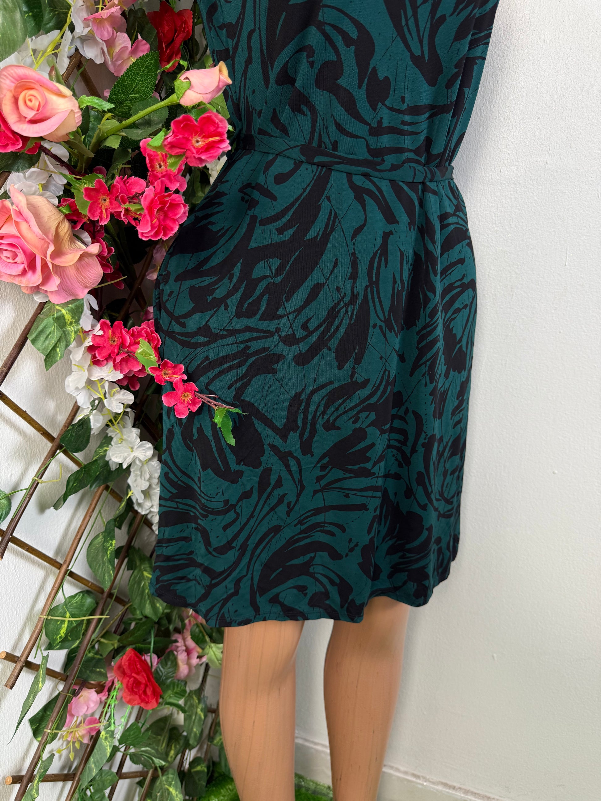 Robe simple à taille cintré courte - Perluna Store - kinshasa