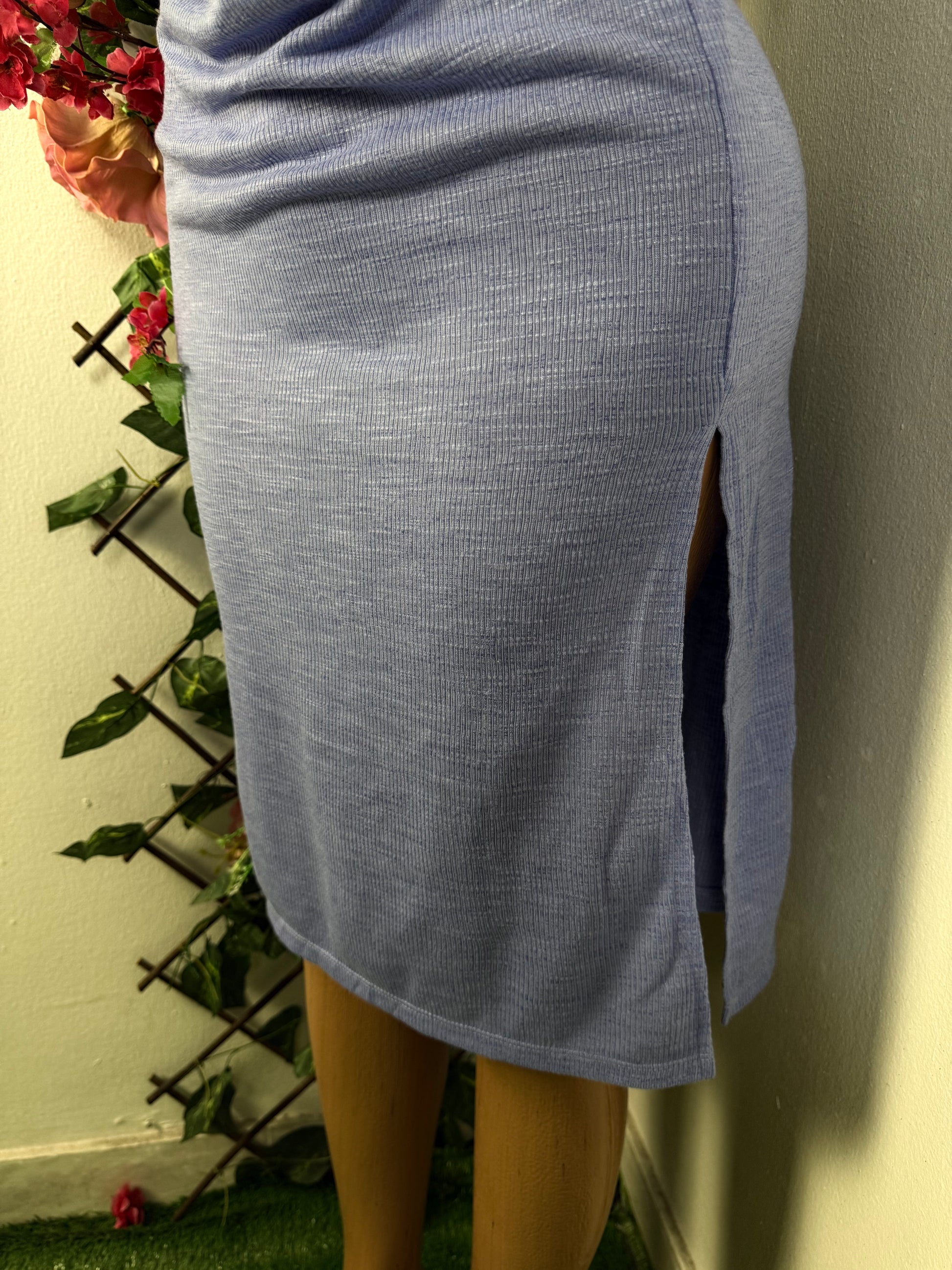 Robe à décolleté volant avec fente - Perluna Store - kinshasa