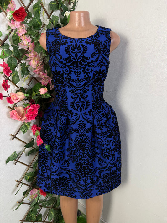 Robe évasée avec broderie en velours