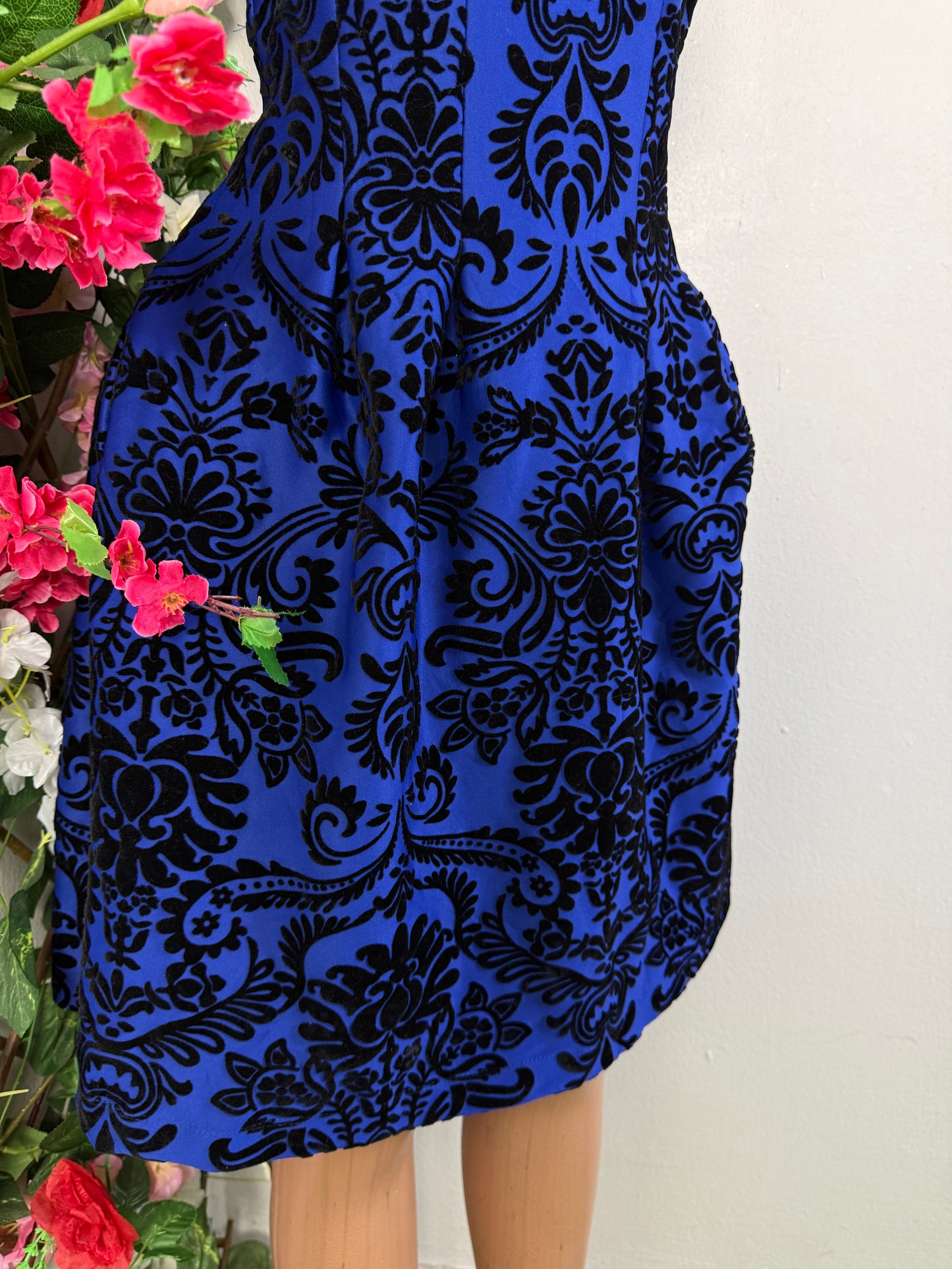 Robe évasée avec broderie en velours