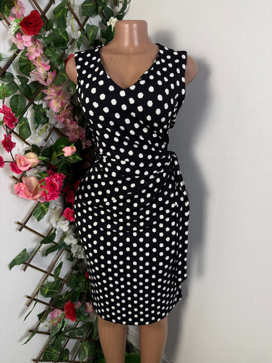 Robe simple a point noir sans manche