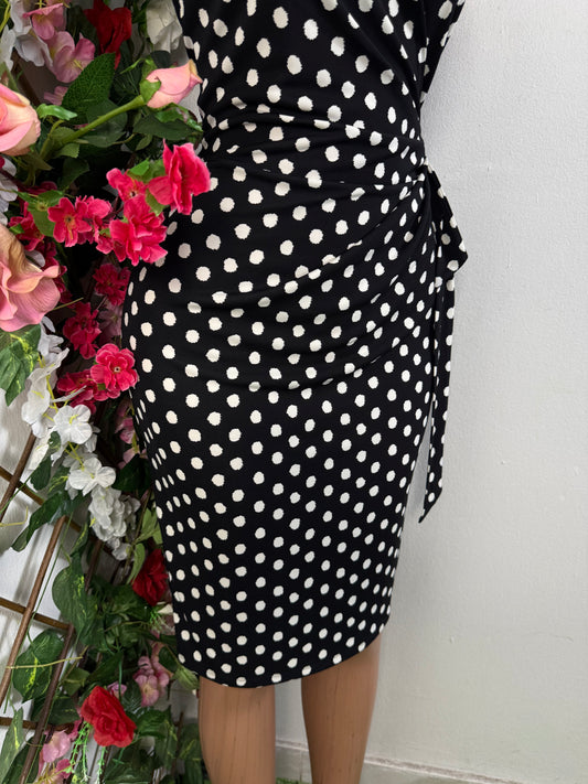 Robe simple a point noir sans manche