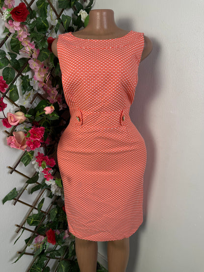 Robe tailleur sans manche à bouton