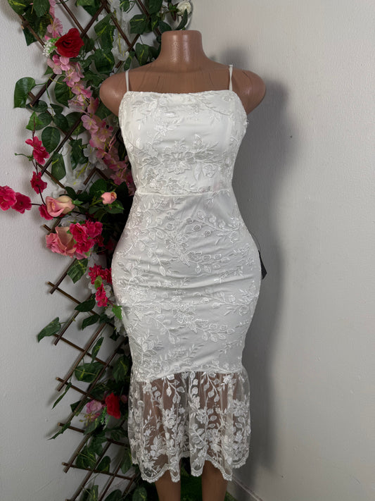 Robe longue en dentelle à fine bretelle