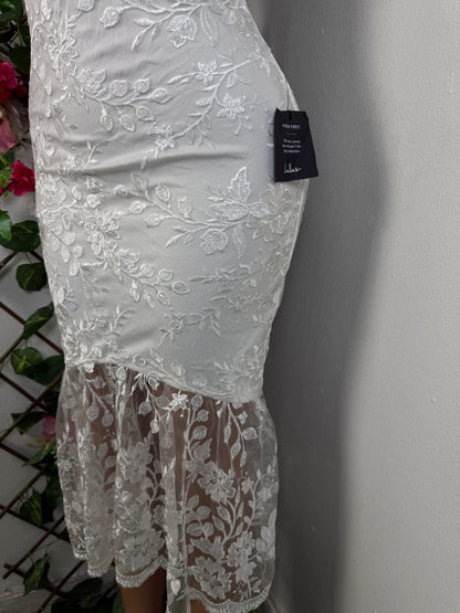 Robe longue en dentelle à fine bretelle