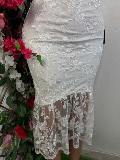 Robe longue en dentelle à fine bretelle