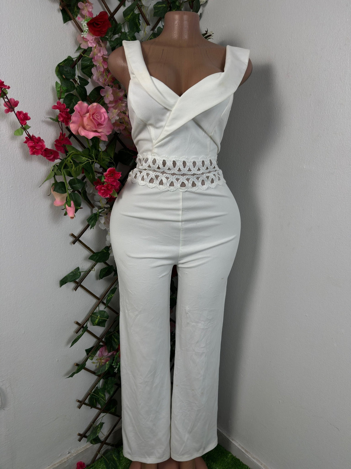 Combinaison moulante longue à jambe évasé avec long décolleté ouvert suspendu en arrière - Perluna Store - kinshasa