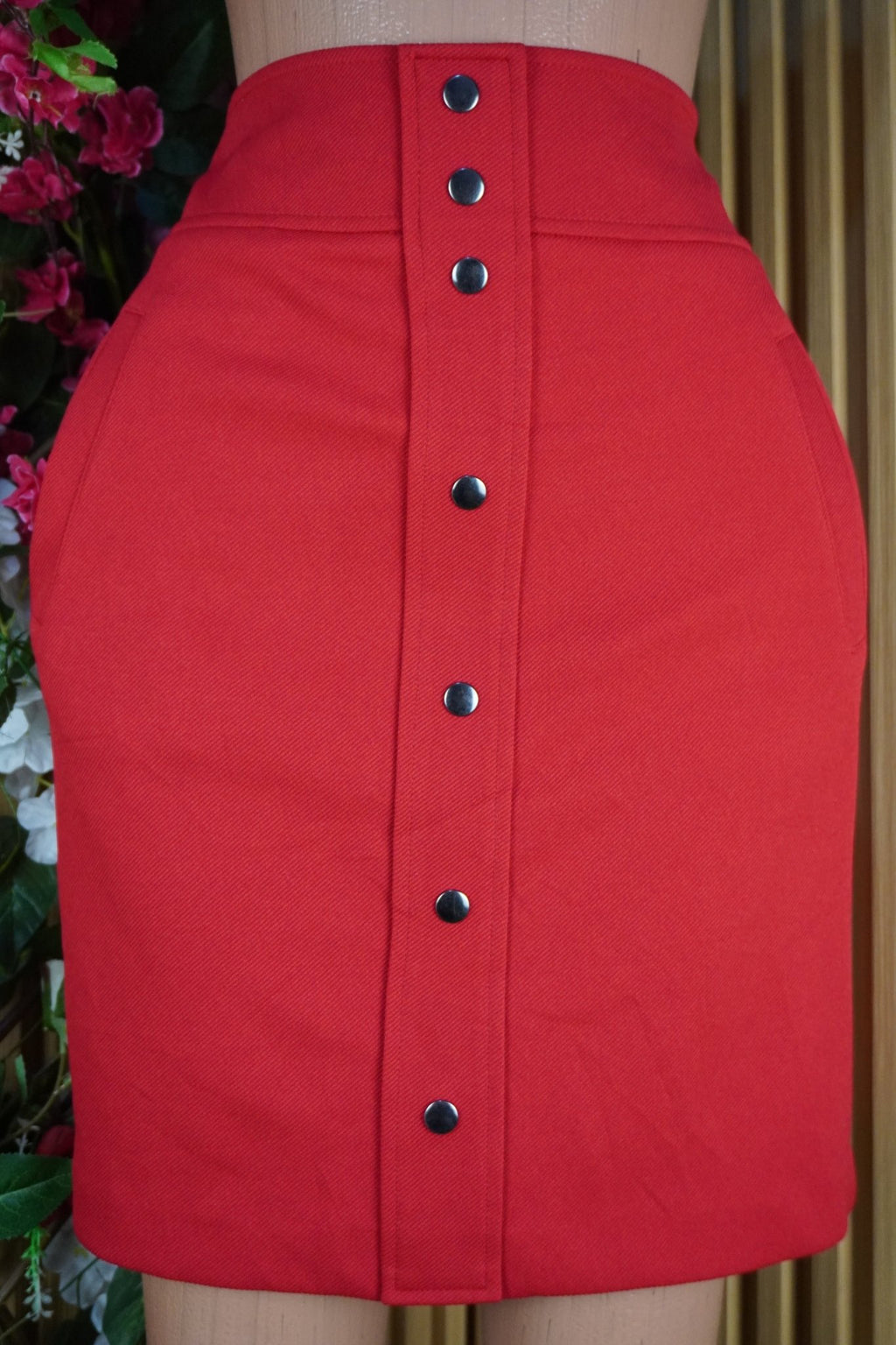 Jupe droite avec boutons couleur rouge- - Perluna Store