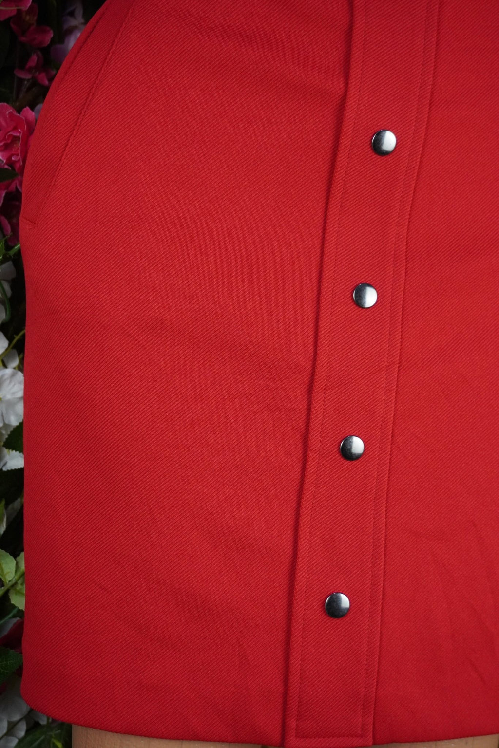 Jupe droite avec boutons couleur rouge- - Perluna Store