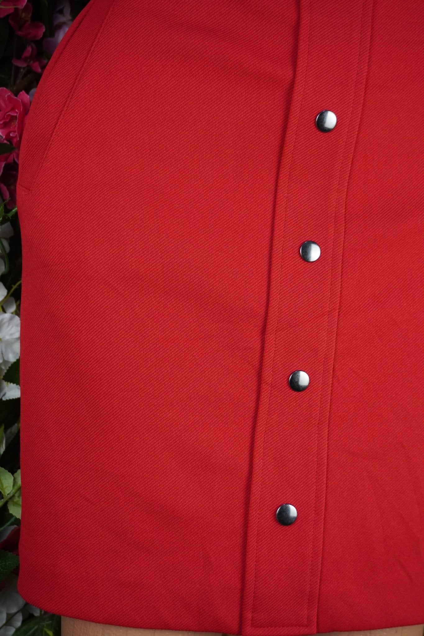 Jupe droite avec boutons couleur rouge- - Perluna Store
