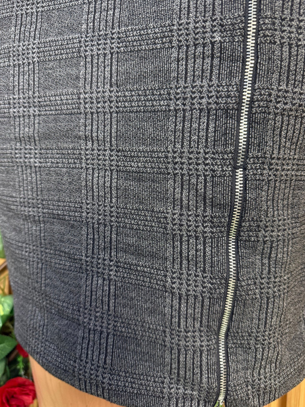 Jupe droite couleur grise avec une ligne blanche - Perluna Store