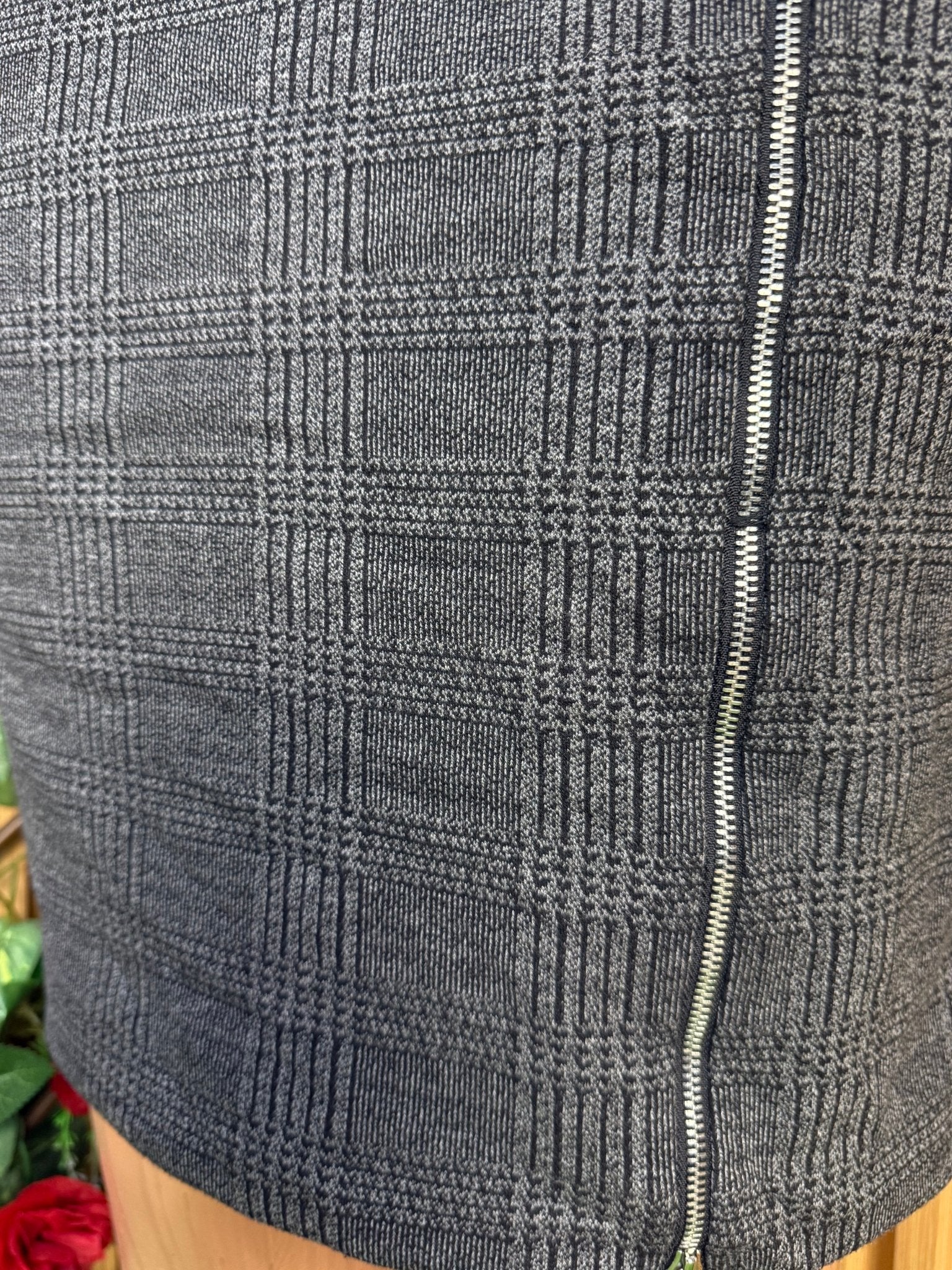 Jupe droite couleur grise avec une ligne blanche - Perluna Store