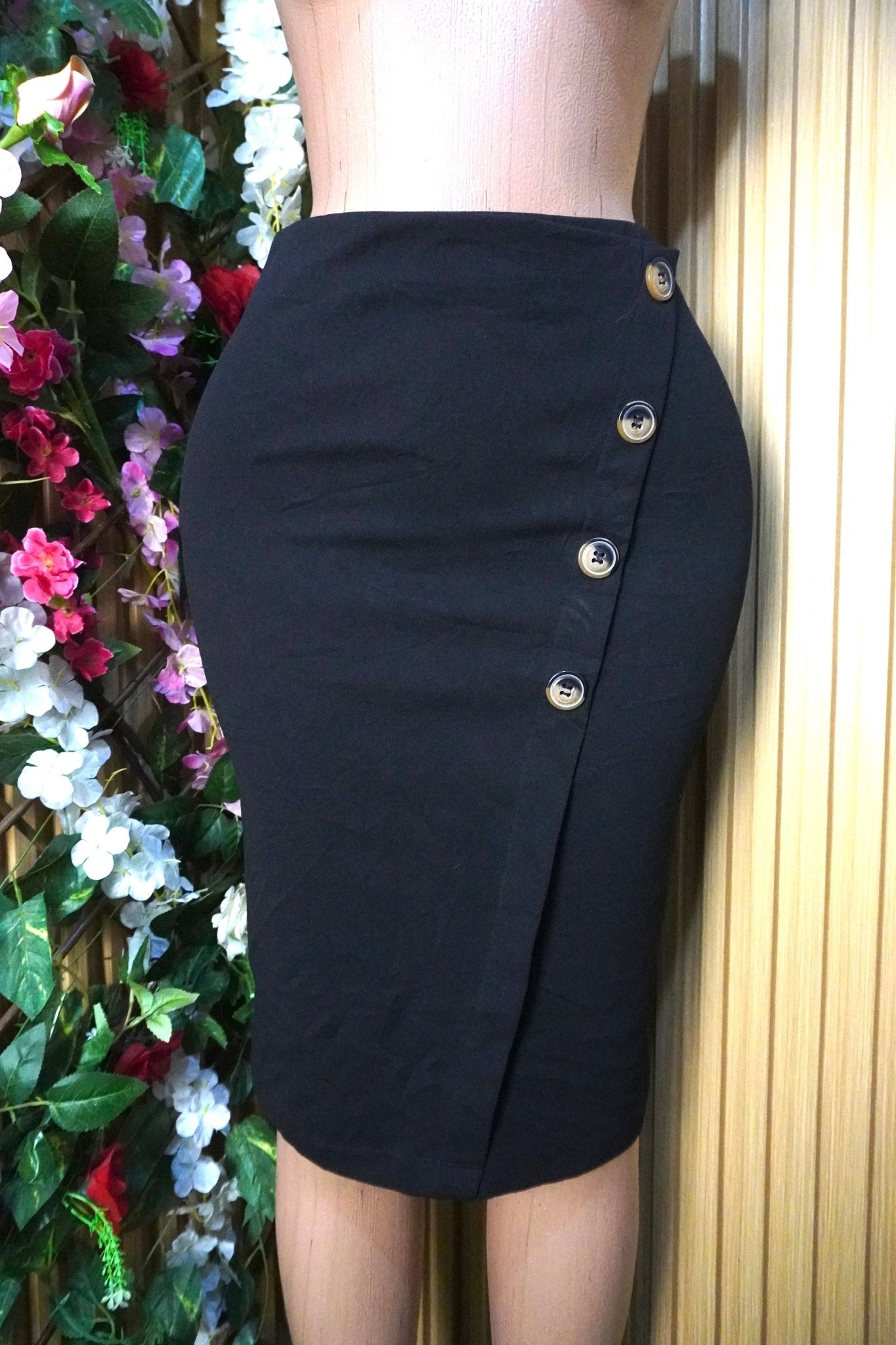 Jupe droite couleur noir avec boutons-S - Perluna Store
