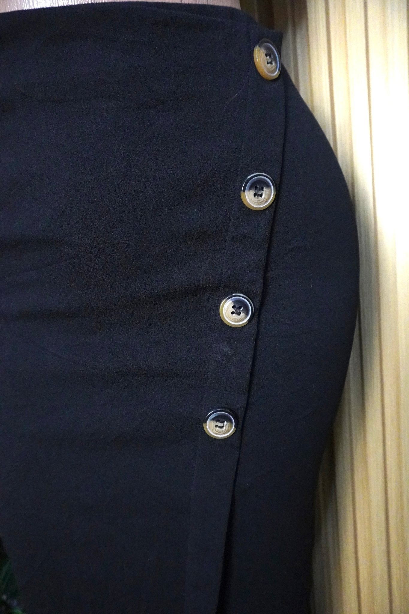 Jupe droite couleur noir avec boutons-S - Perluna Store