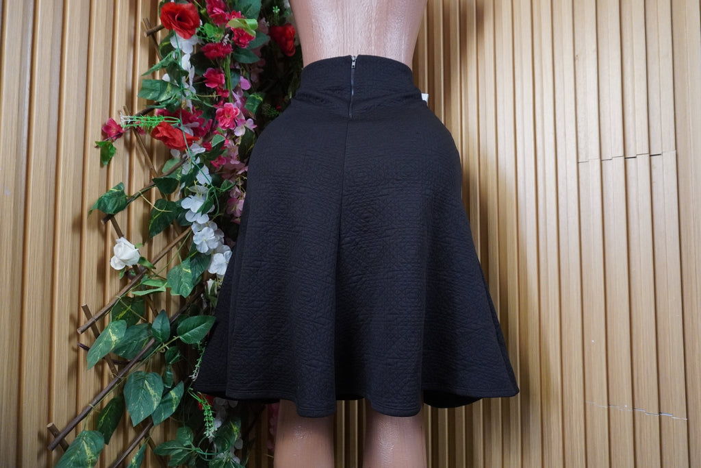 Jupe évasée de couleur noir-M - Perluna Store