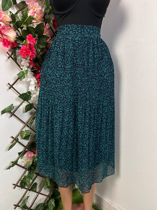 Jupe plissée mi longue couleur verte avec de point noir - Perluna Store - kinshasa