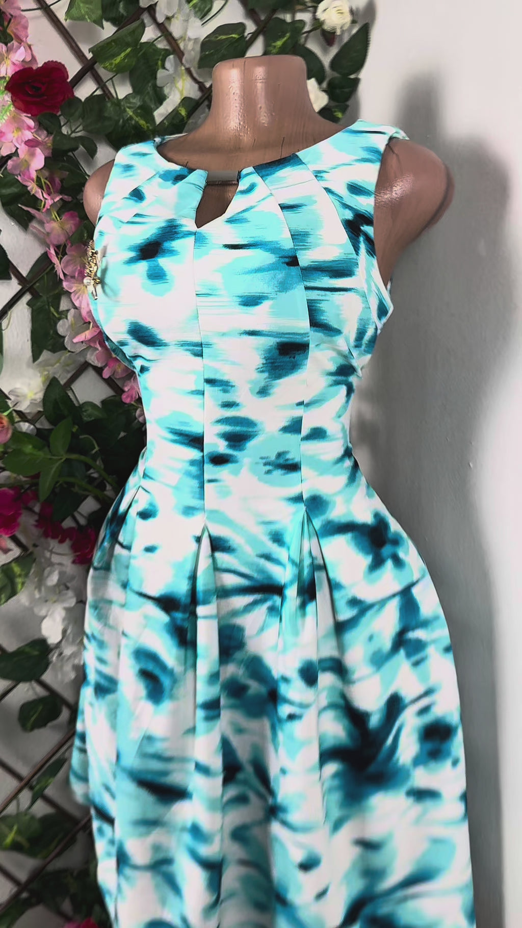 Robe évasée sans manches décollectée