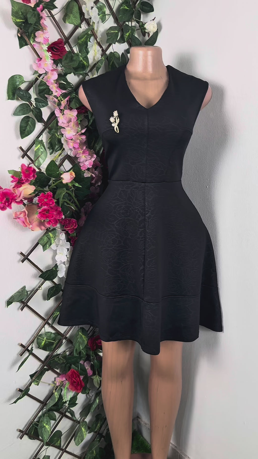 Robe évasée sans manches décollectée