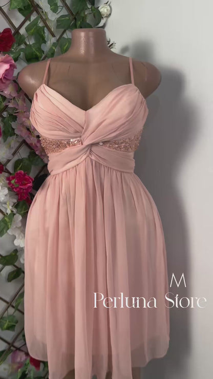 Robe élégante courte à fine bretelle en voile