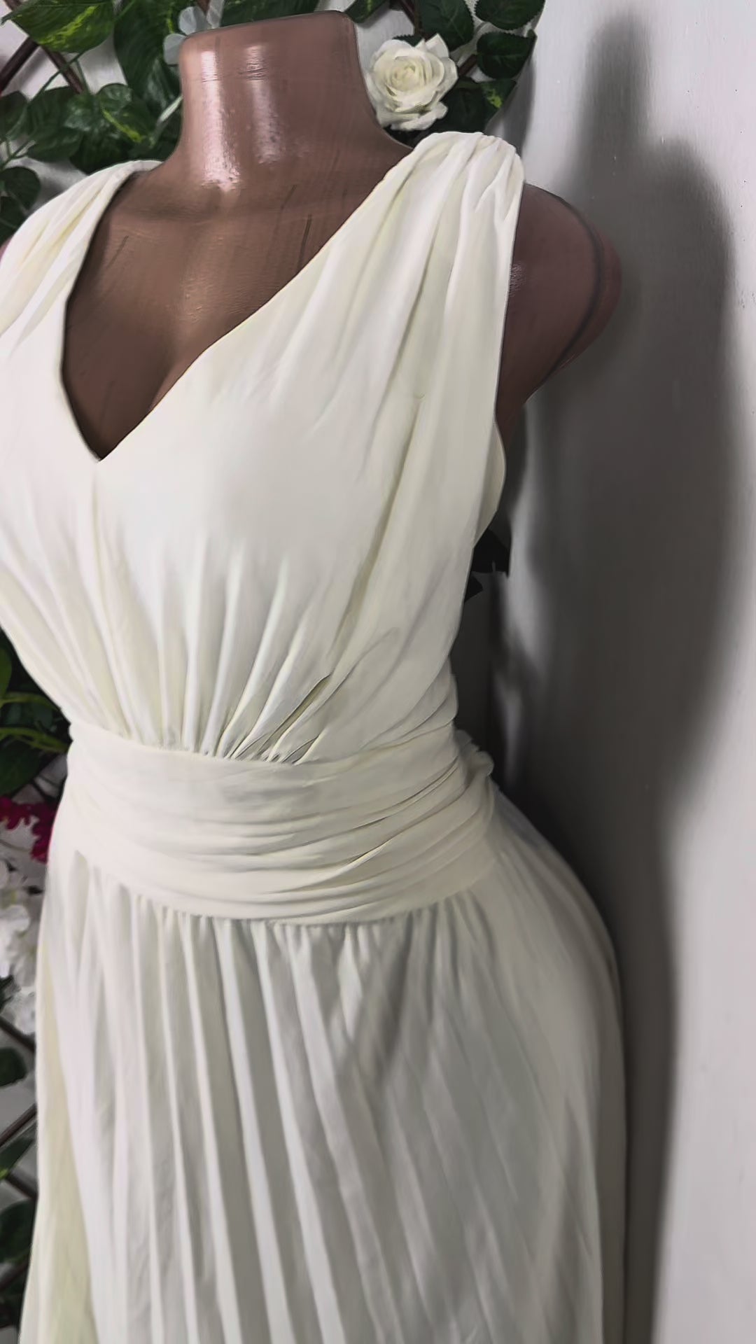 Robe évasée sans manches ceintrée