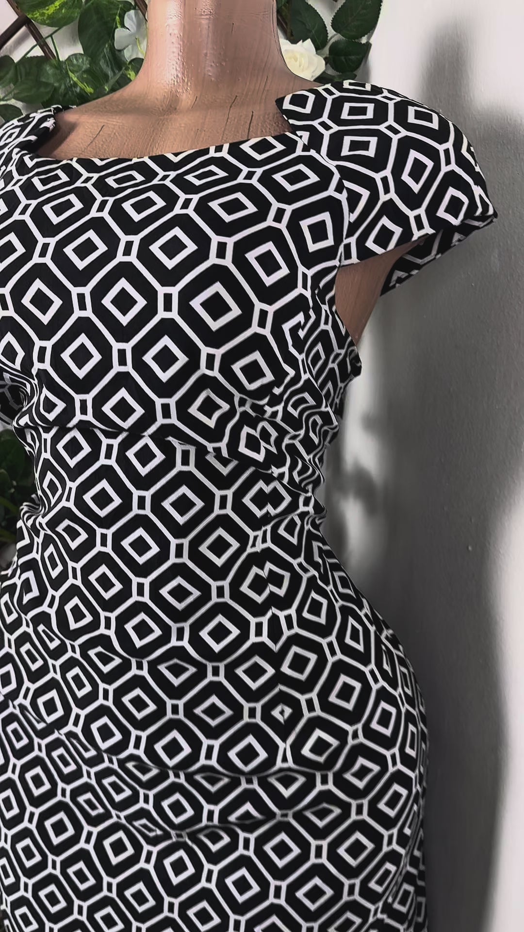 Robe moulante manches courtes décollecteé