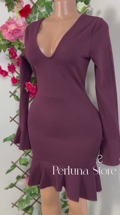 Robe moulante courte évasée longue manche et colle en V