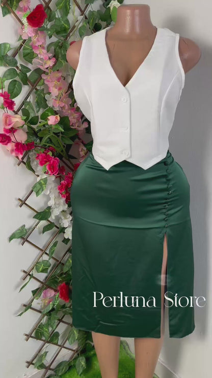 Jupe en satin avec fente latérale réglable et avec bouton