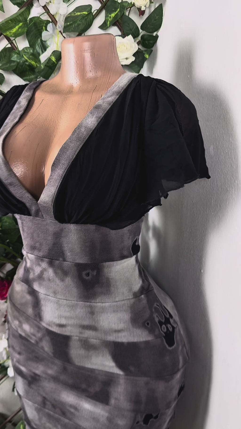 Robe moulante slim manches courtes col V