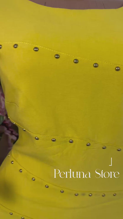 Robe moulante à décolleté rond avec de petite pièce métallique d'orée
