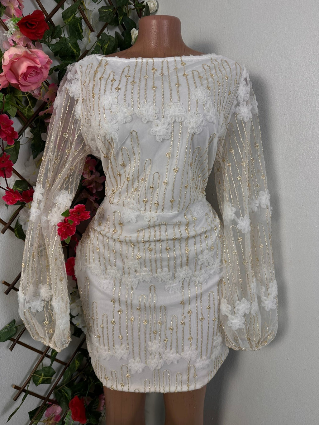 Robe blanche manche voilé avec broderie en fleure - Perluna Store - kinshasa