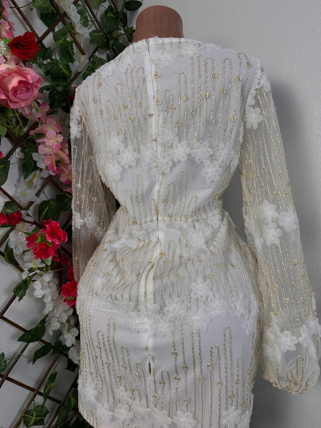 Robe blanche manche voilé avec broderie en fleure - Perluna Store - kinshasa