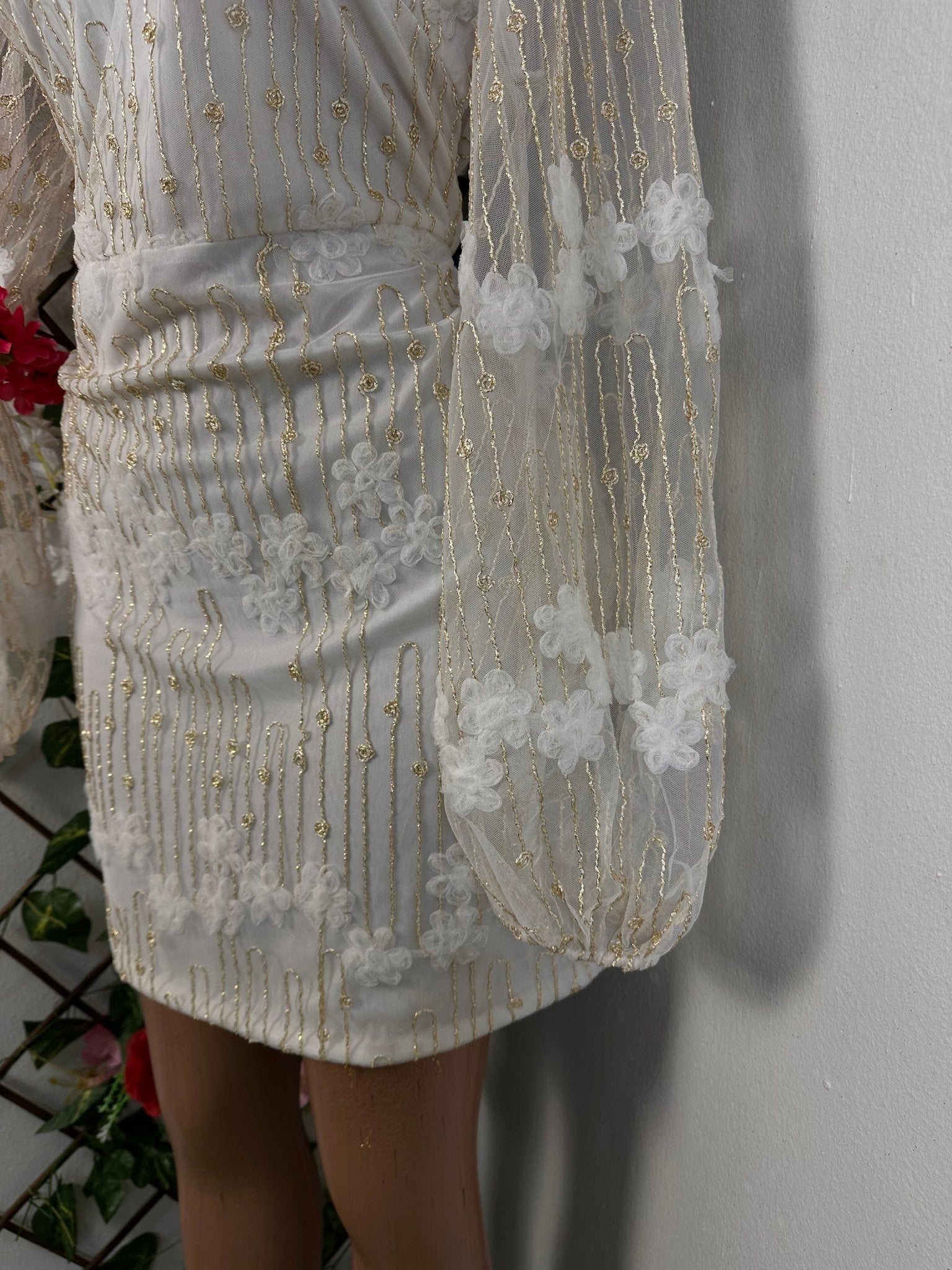 Robe blanche manche voilé avec broderie en fleure - Perluna Store - kinshasa