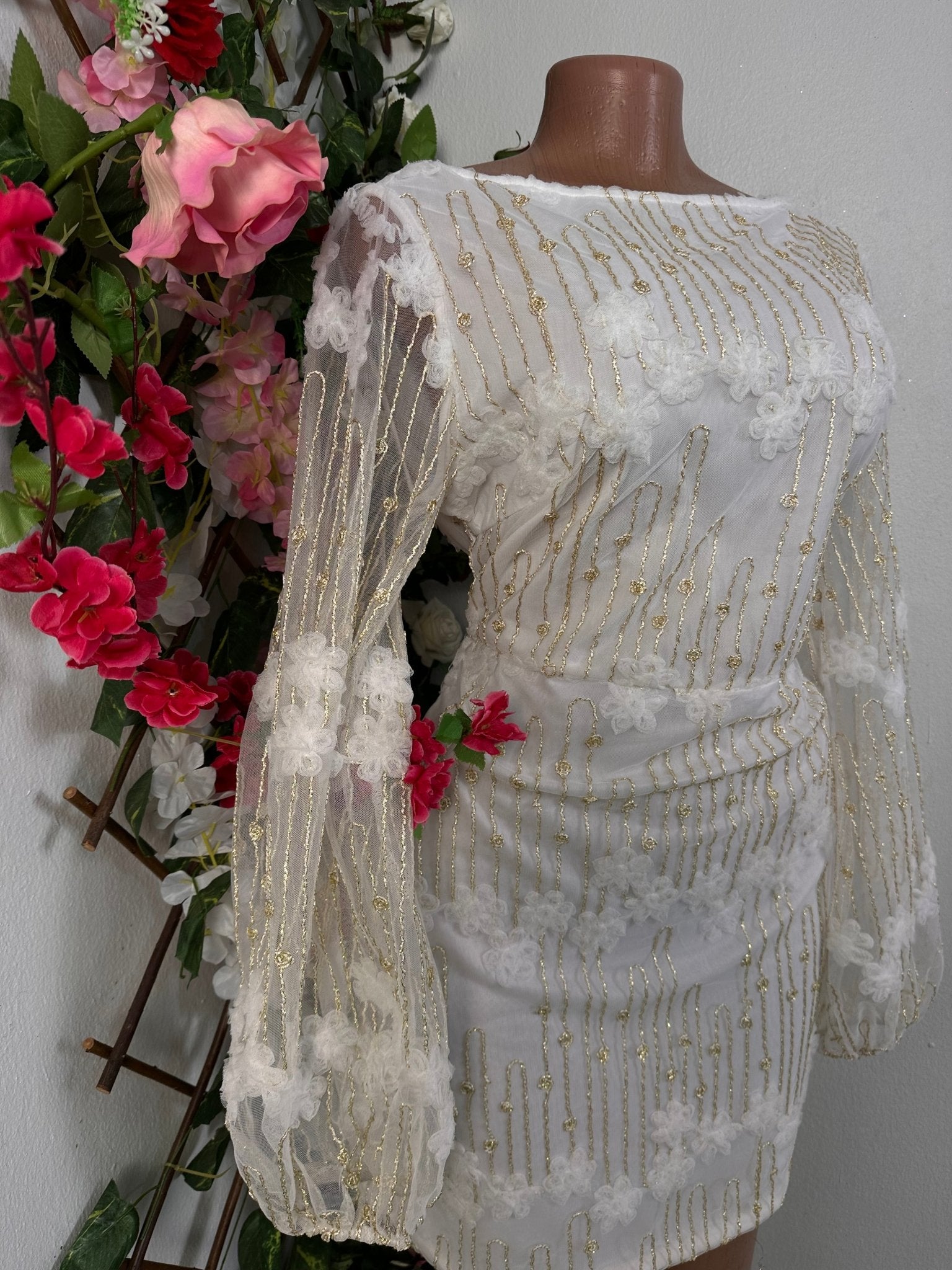 Robe blanche manche voilé avec broderie en fleure - Perluna Store - kinshasa