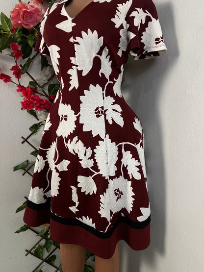 Robe courte évasée avec broderie à fleure manche courte et colle en V - Perluna Store - kinshasa