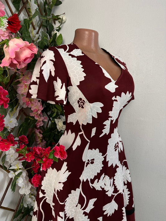 Robe courte évasée avec broderie à fleure manche courte et colle en V - Perluna Store - kinshasa