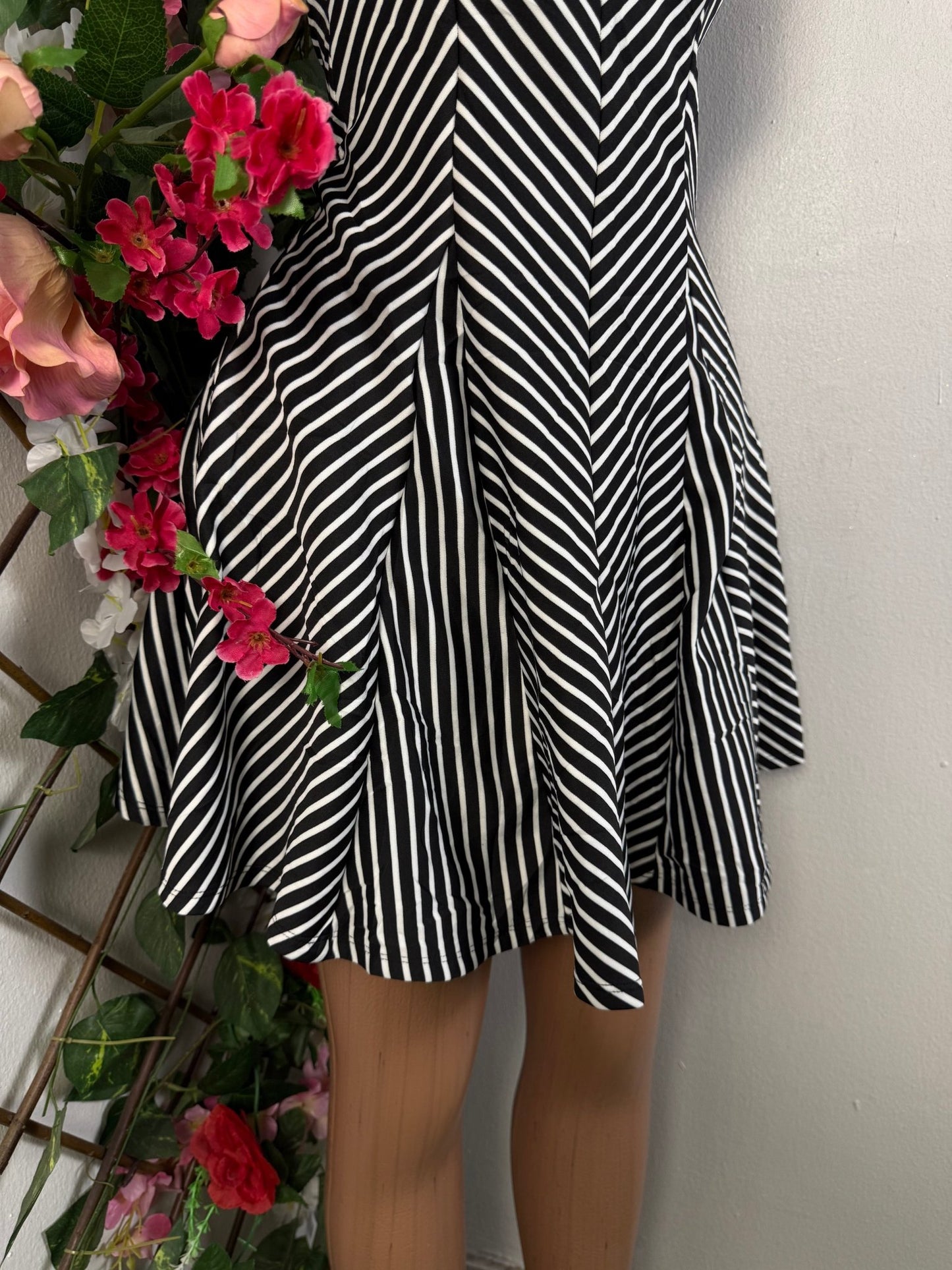 Robe courte évasée sans manche  - Perluna Store - kinshasa